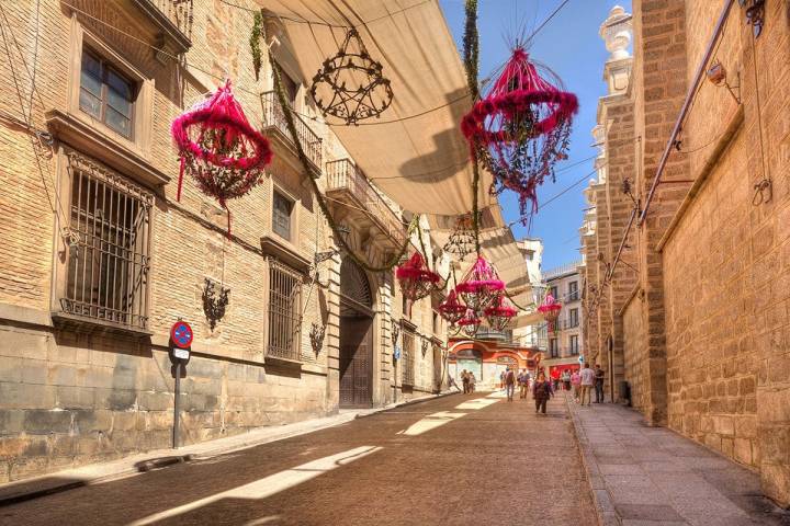 Calle de Toledo engalanada para el gran día. Foto: Shutterstock