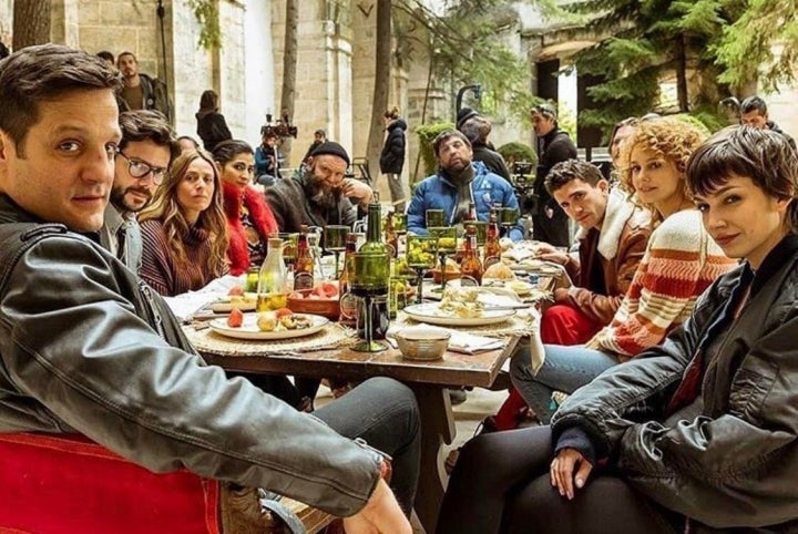 La banda se daba sus mejores comilonas en la casa de campo de Toledo, donde planificaban los atracos. Foto: Netflix.