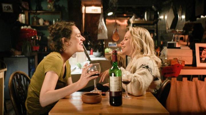 La protagonista de 'Fleabag' con Boo, la amiga con la que abre la cafetería. Foto: Amazon Prime.