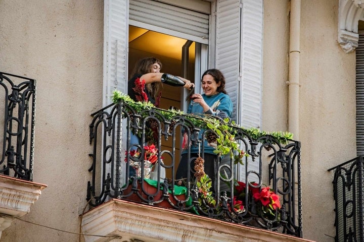 Y ahora a brindar por lo bien que ha quedado el balcón navideño.