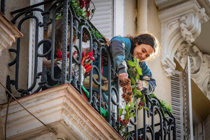 decorando desde fuera balcon navidad