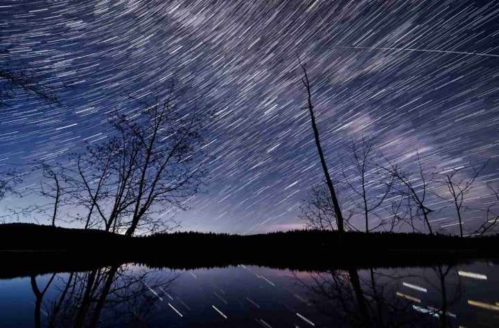 Lluvia de estrellas en paraje natural.