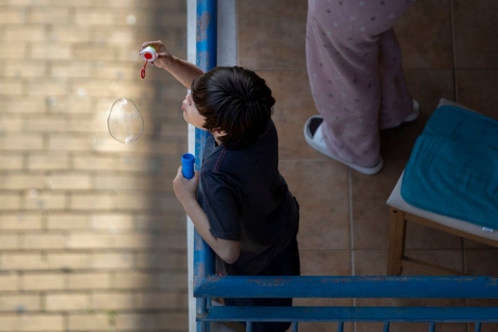 Fotos desde el balcón. Niño haciendo pompas.