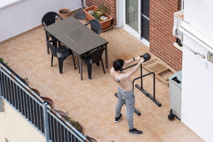 La vida continúa dentro de cada hogar y los balcones son un auténtico desahogo.