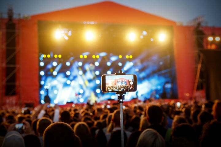 Para usar el palo 'selfie' es mejor alejarse un poco de la multitud. Foto: Shutterstock.