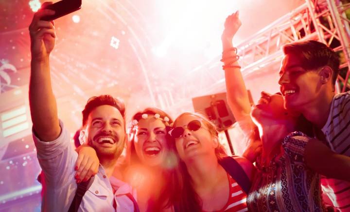 En los conciertos nocturnos, hacerse un buen 'selfie' es aún más complicado. Foto: Shutterstock.