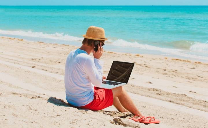 Las vacaciones sirven para hacer un paréntesis y romper con lo cotidiano. Déjate el móvil y el ordenador en casa. Foto: Shutterstock.