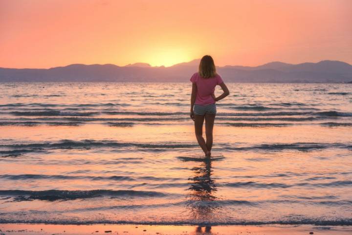 Momentos como un atardecer en la playa enriquecen nuestra experiencia en vacaciones. Foto: Shutterstock.