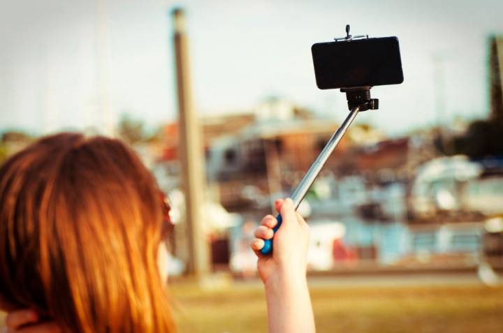 El palo del selfie nunca viene mal, pero asegúrate de que sujete bien el teléfono.