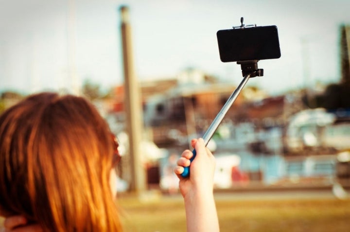 El palo del selfie nunca viene mal, pero asegúrate de que sujete bien el teléfono.