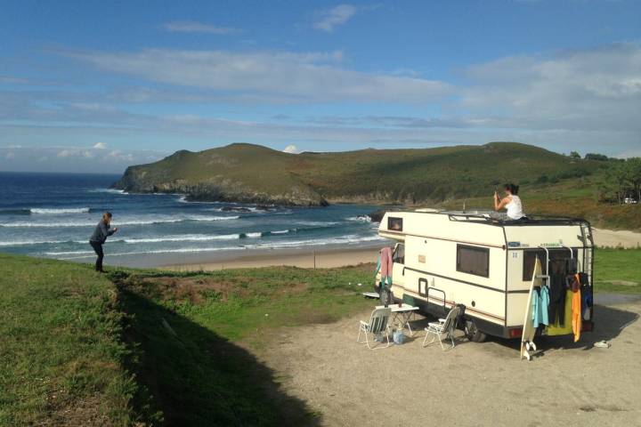 Unos amigos hacen una parada con su autocaravana cerca de la playa de Pantín, en A Coruña. Foto: Shutterstock.