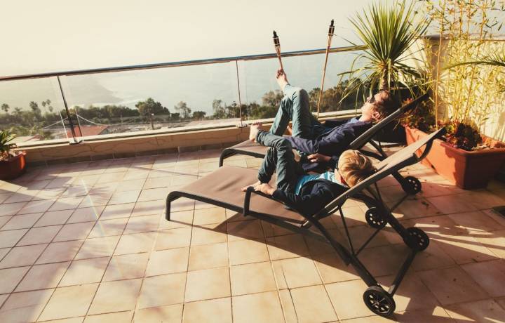 Si tienes una buena terraza, saca las tumbonas y relájate. Foto: Shutterstock.