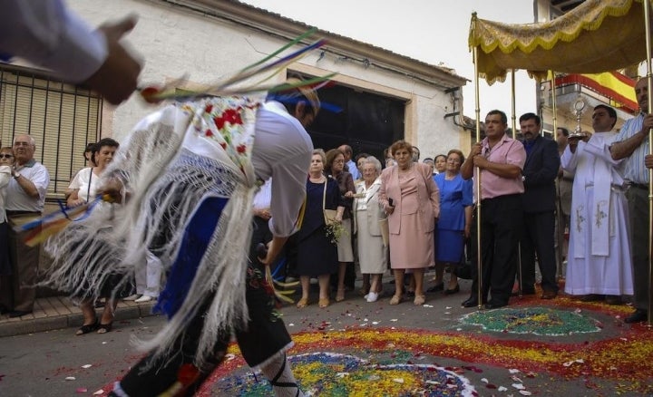 Danzante bailando de espaldas y frente a la custodia, en Porzuna. Una tradición medieval.