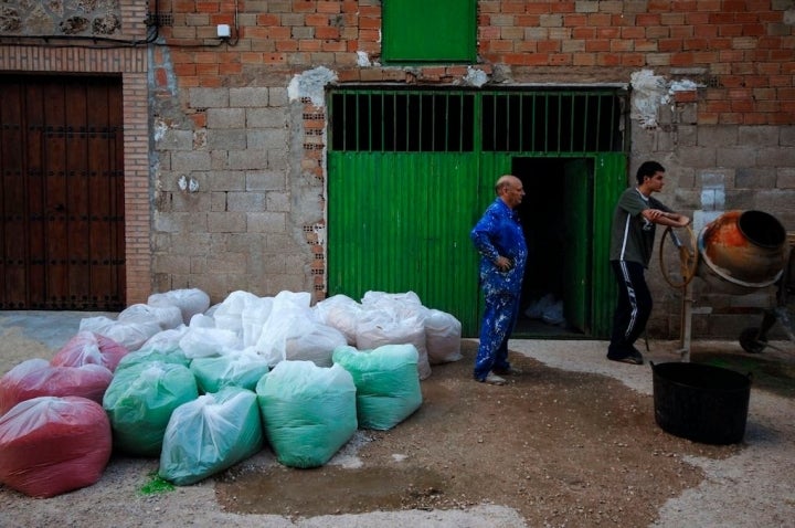 Las hormigoneras hacen su mezcla de serrín con colorante la víspera.