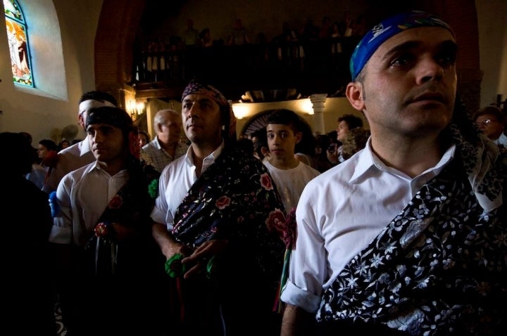 Los doce Danzantes esperando la salida de la iglesia.