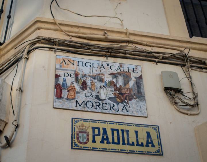 Placas con dos nombres distintos de la calle en Ceuta.