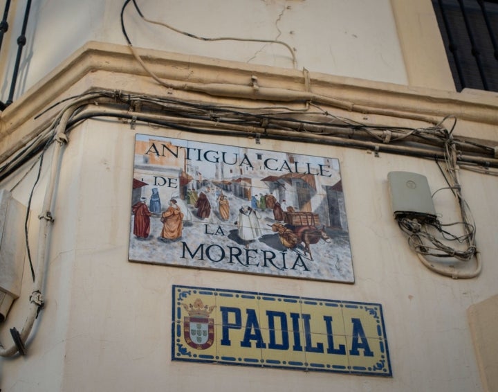 Placas con dos nombres distintos de la calle en Ceuta.