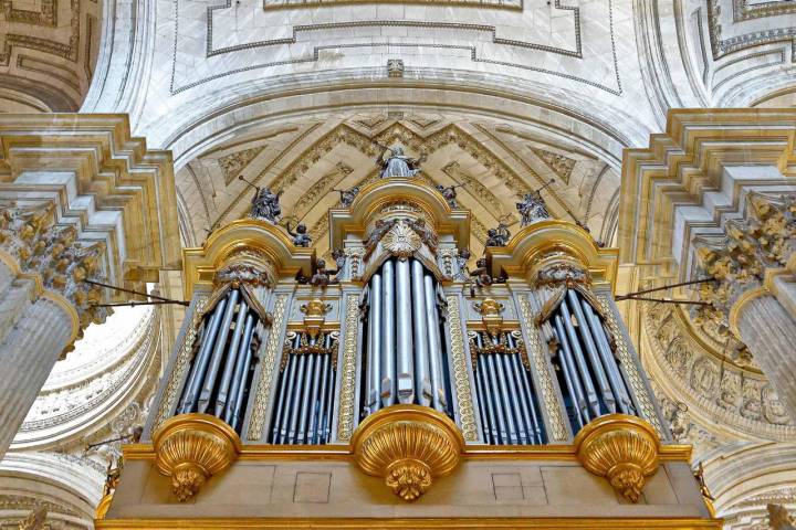 Los tubos con mayor envergadura del órgano simularon ser baterías antiaéreas durante la Guerra Civil.