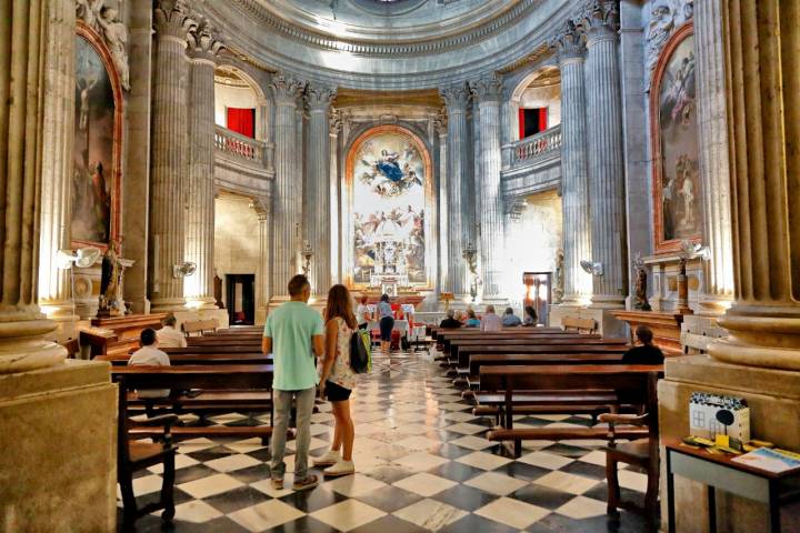 'El Camarín' es una capilla anexa a la catedral donde cada viernes muestran la Santa Faz.