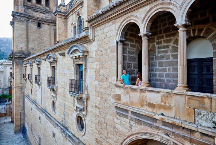 Los balcones de la catedral se construyeron para poder mostrar el Santo Rostro a los fieles.