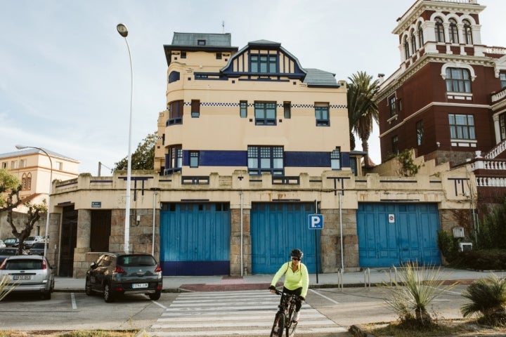 Un ciclista prosigue su ruta ante la mirada de Villa Molina.