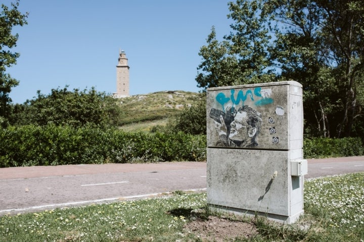 Un fotógrafo de Erre con Erre trata de tomar una imagen de la Torre de Hércules, situada al fondo.