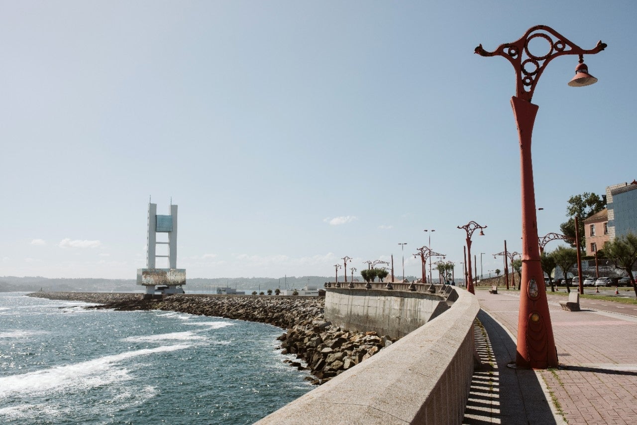 El soleado día permite disfrutar de unas maravillosas vistas de la torre de control.