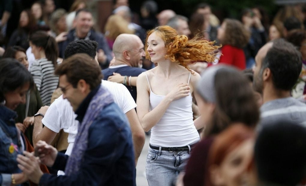 Todos los transeúntes están invitados a demostrar su talento con los bailes de salón. Foto: Cedida por los Veranos de la Villa.