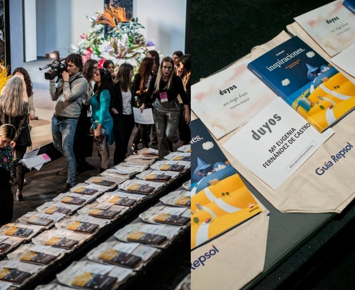 Todo listo para que el público ocupe sus asientos y comience el desfile. Detalle de bolsa y libro 'Inspiraciones'.