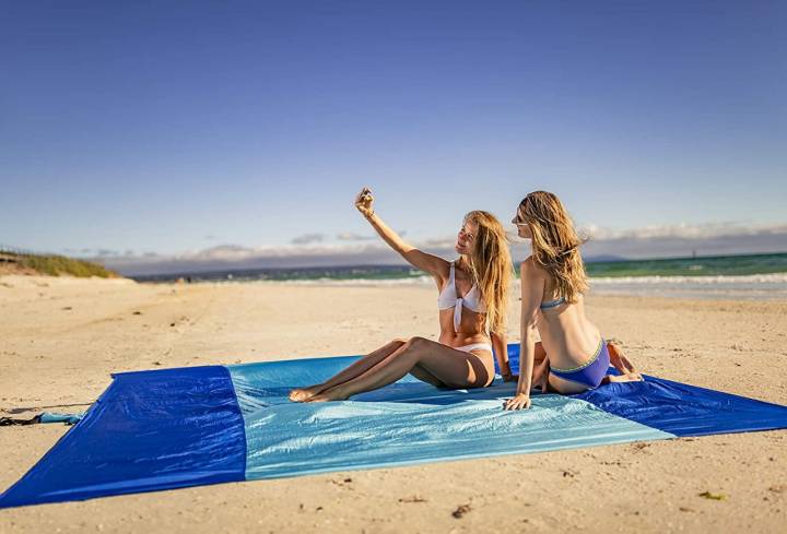 Una gran superficie de tela ayudará a mantener la distancia social entre otros bañistas. Foto: Wekapo.