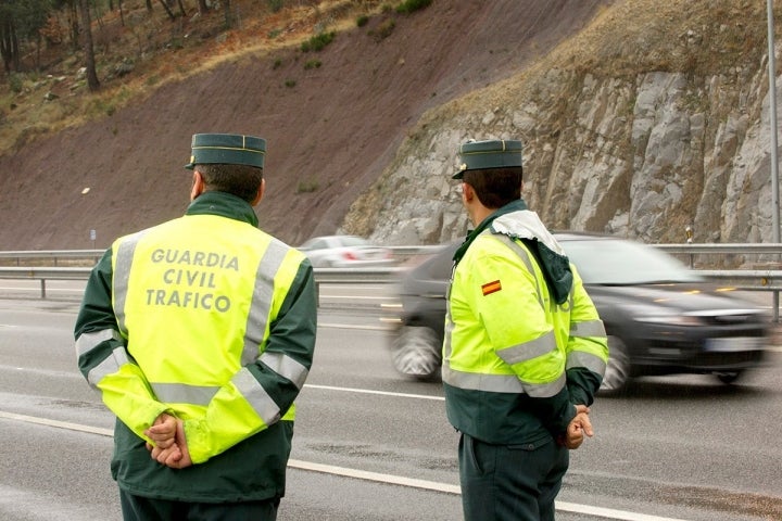 Respeta las normas de circulación y recuerda que hay controles por tu seguridad. Foto: Shutterstock.