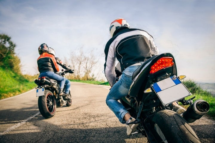 Cuidado en la carretera, vayas solo o en grupo. Foto: Shutterstock.