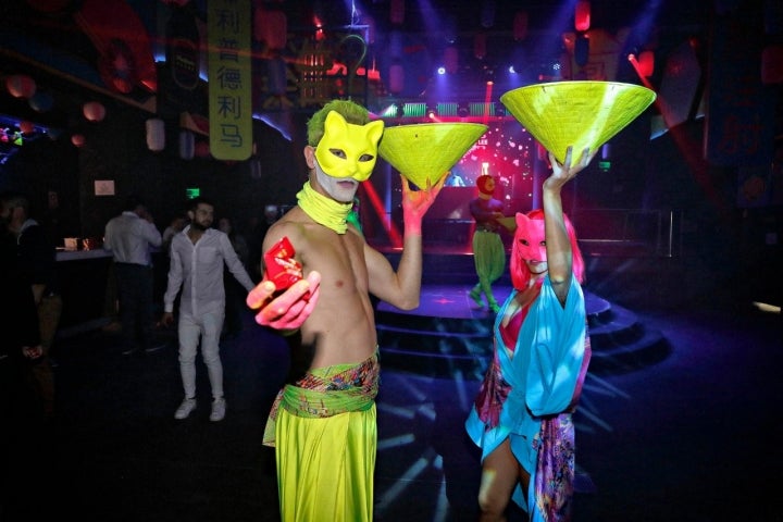 Los bailarines y las bailarinas interactúan con el público desde el principio de la noche.