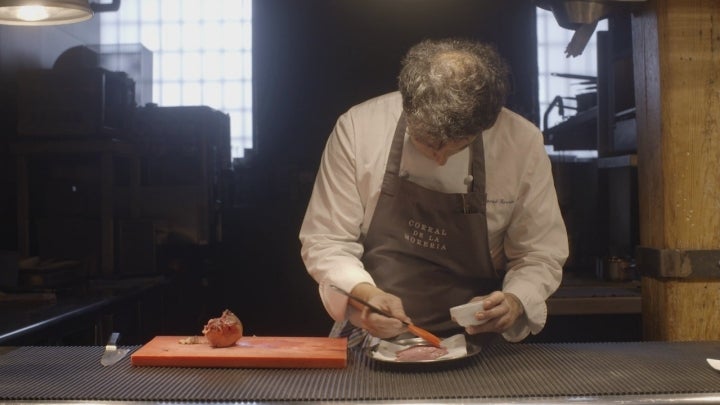 David García, concentrado en la cocina. Foto: Amazon Prime