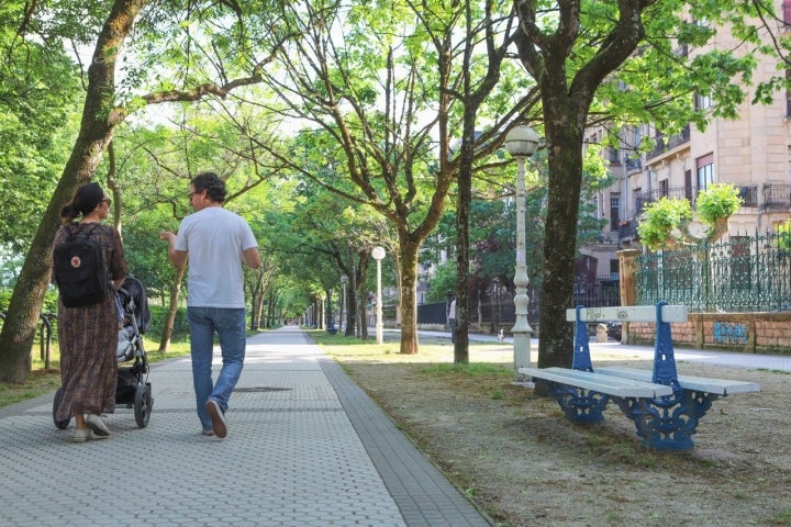 Por el Paseo del Árbol de Gernika.