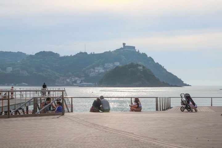 El Naútico es una explanada de madera al filo del mar donde es costumbre sentarse.