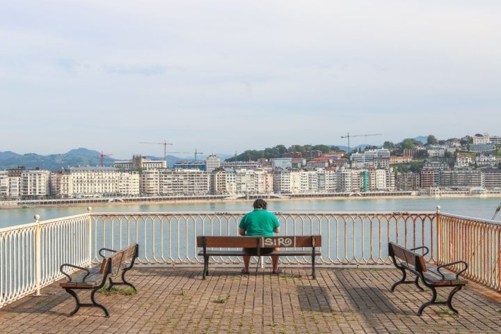 Los bancos del Monte Urgull están muy cotizados y lucen una imagen más moderna que otros de la ciudad.