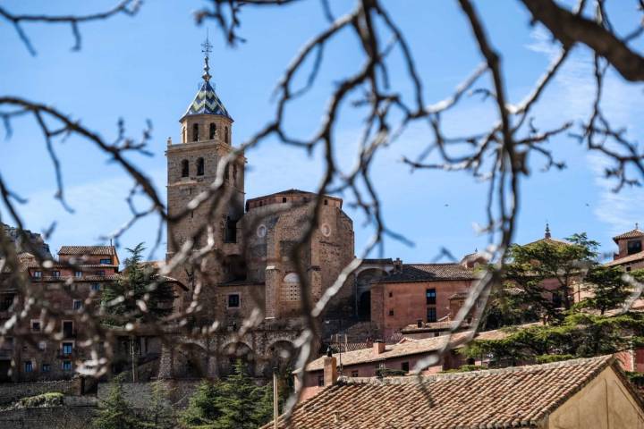 La imagen a los lejos de la catedral en Albarracín