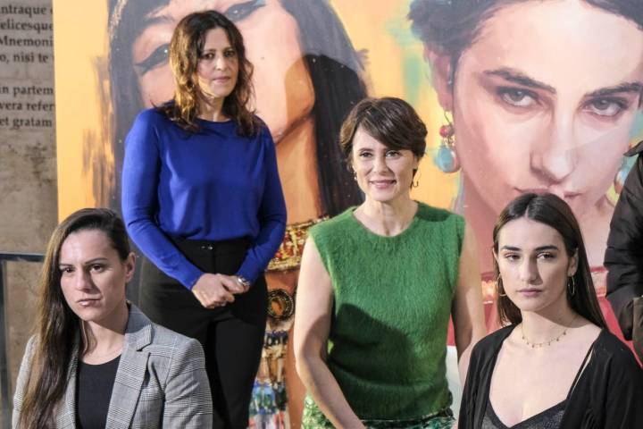 Las actrices Joana Pastrana, Aitana Sánchez-Gijón, Sandra Escacena y, atrás, la jefa de no ficción de Movistar+, Marijo Larrañaga.