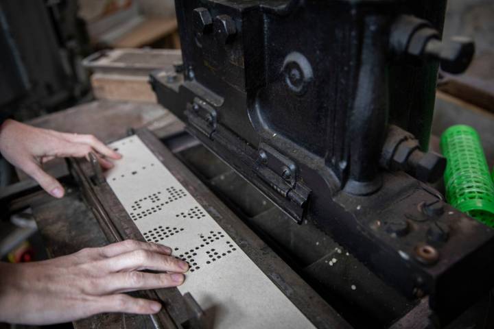 En la nave hay una prensa de hierro, como de imprenta, para taladrar, copiar o hacer nuevos cartones si se rompen o estropean.
