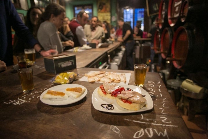 Entra en algún tabanco típico de Jerez, como 'El Pasaje', y prueba sus tapas. Foto: Juan Carlos Toro.