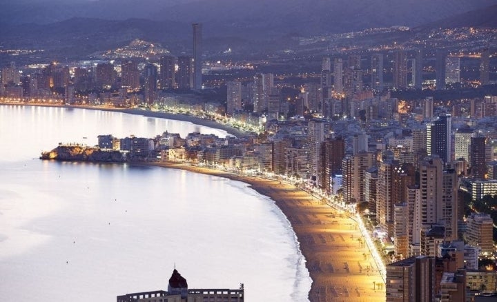 Por la noche, Benidorm tiene un encanto especial. Foto: Pepe Olivares.