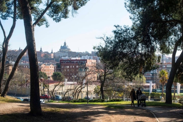 Un paseo por el parque en el que el artista pinto 'La verbena de San Isidro'.