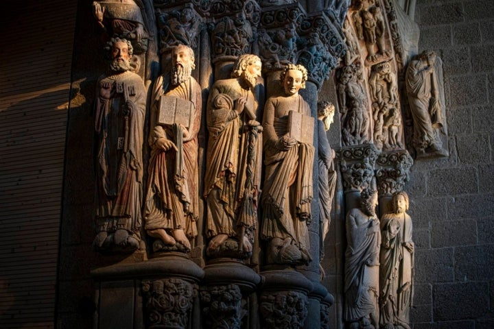 Los evangelistas, con sus textos preparados para predicar. De dcha a izda: San Juan, Santiago el Mayor, San Pablo y San Pedro.