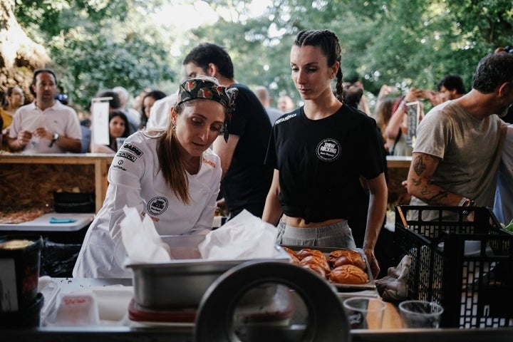 La cocinera de 'A Tafona' preparó un bocata de vaca y su postre La vie en rose.