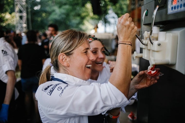 Yolanda León y Lucía Freitas se ríen sirviendo un helado de la segunda.