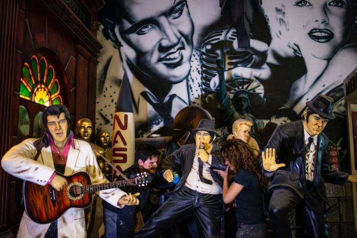 Taller de Piñero. Decoración de bares y restaurantes temáticos (Elvis y Blues Brothers con gente).