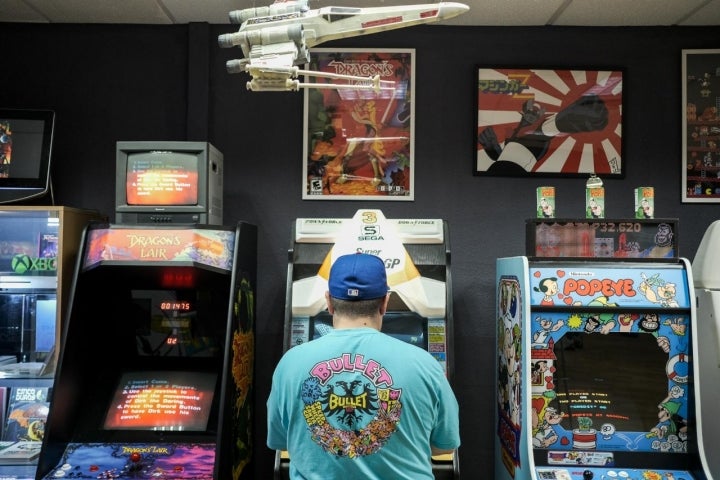 Un hombre jugando en El Templo del Arcade.