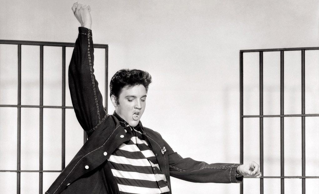 Elvis en la promoción de la película 'El rock de la cárcel'. Foto: Metro-Goldwyn-Mayer (CC).