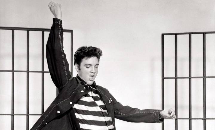 Elvis en la promoción de la película 'El rock de la cárcel'. Foto: Metro-Goldwyn-Mayer (CC)